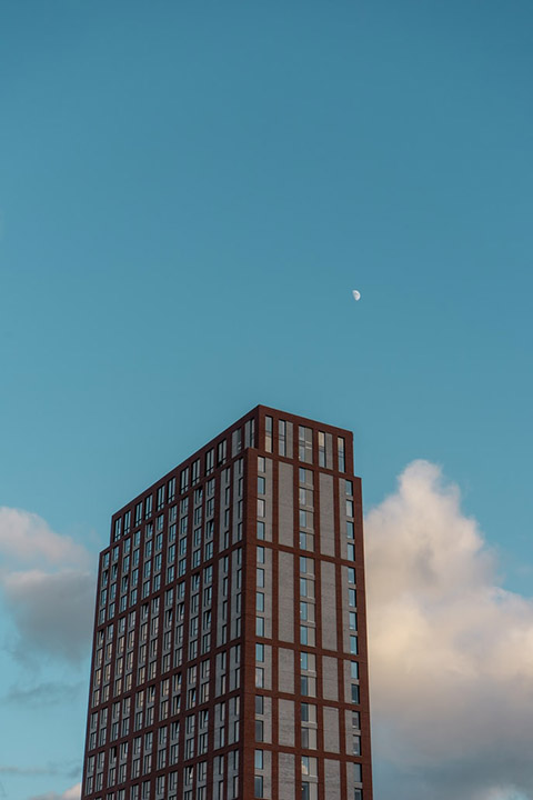 Edificio integrado en su entorno como referencia ambiental provisional