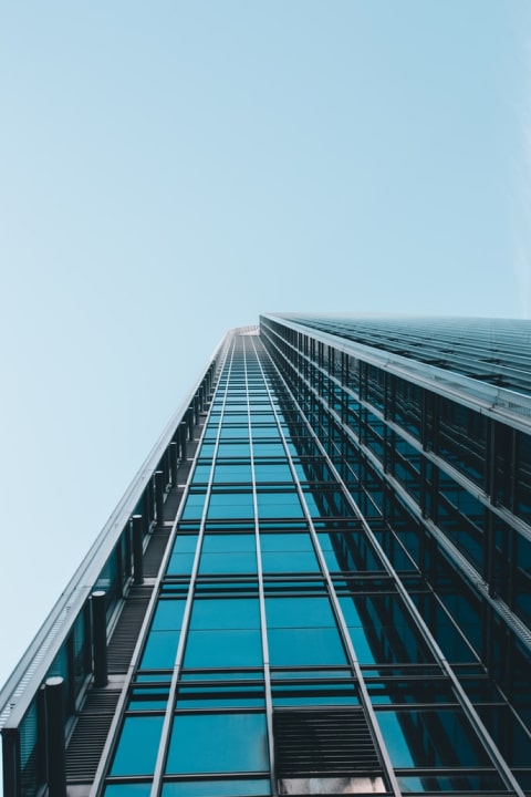 C.A.E. / Certificados de Ahorro Energético Edificio moderno objeto de mejoras energéticas