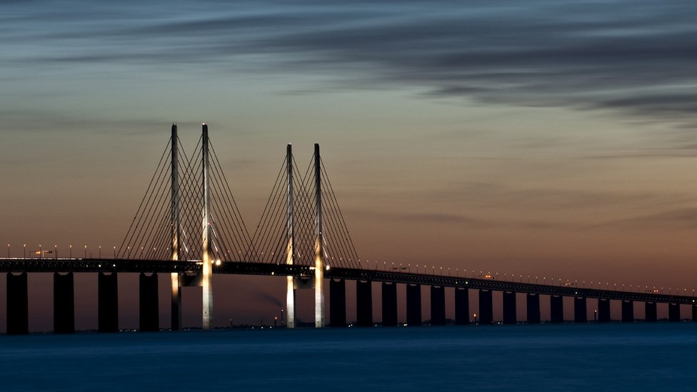 Proyectos de Ingeniería Infraestructura de ingeniería al atardecer